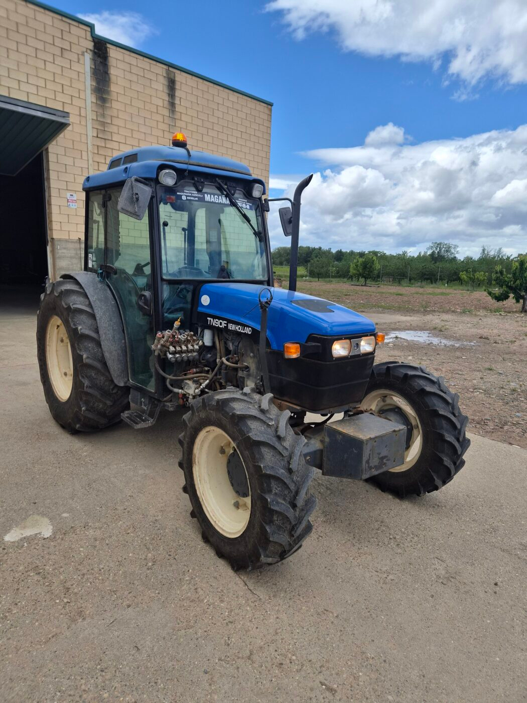 New Holland TN90F