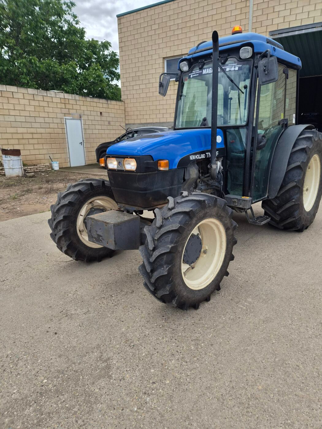 New Holland TN90F